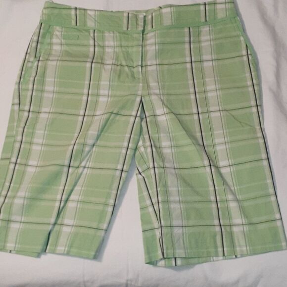 Izod XFG Stretch Golf Bermuda Shorts Green Plaid 6 - Picture 1 of 6